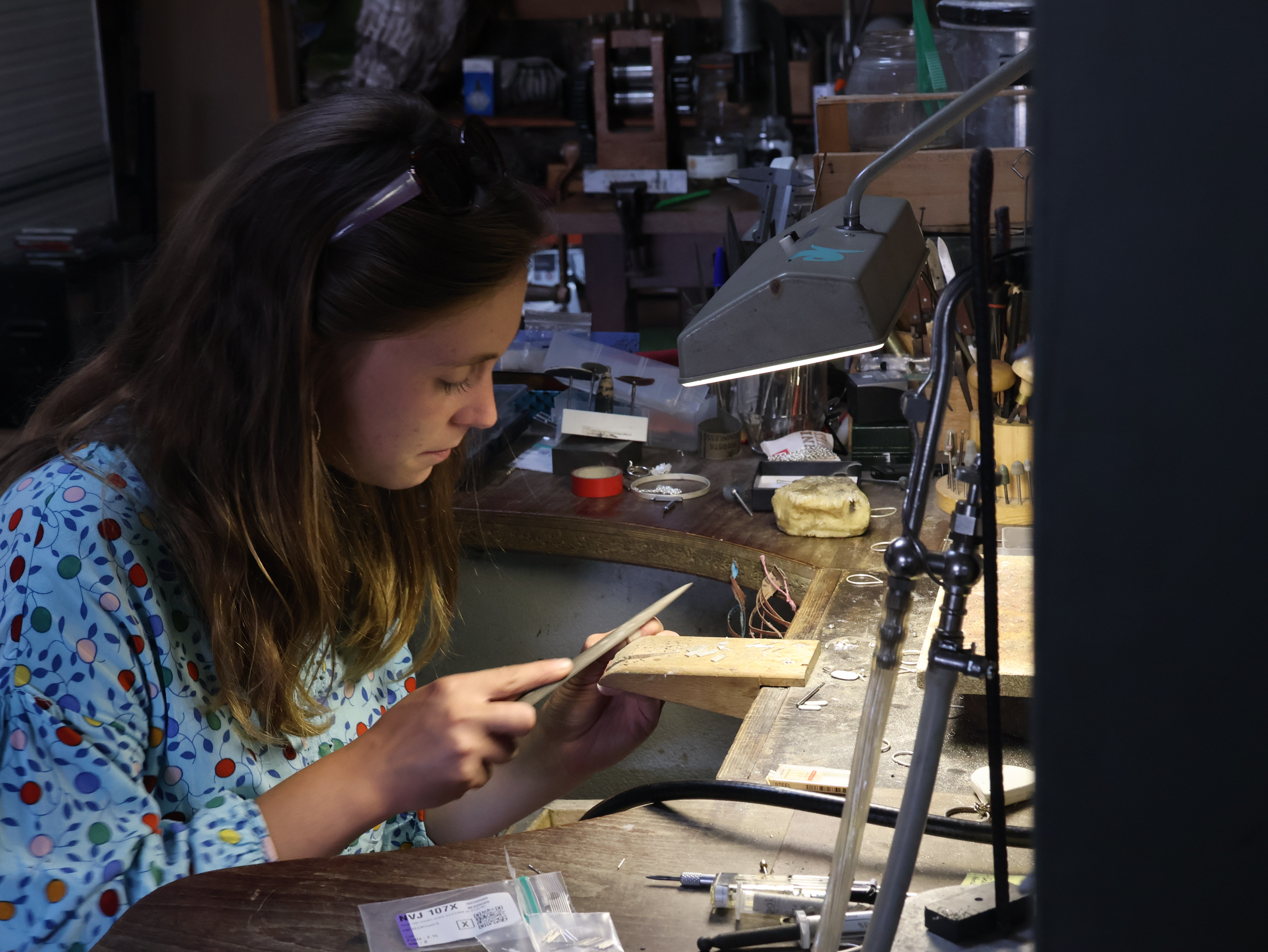 Alexandra dans son atelier de bijouterie