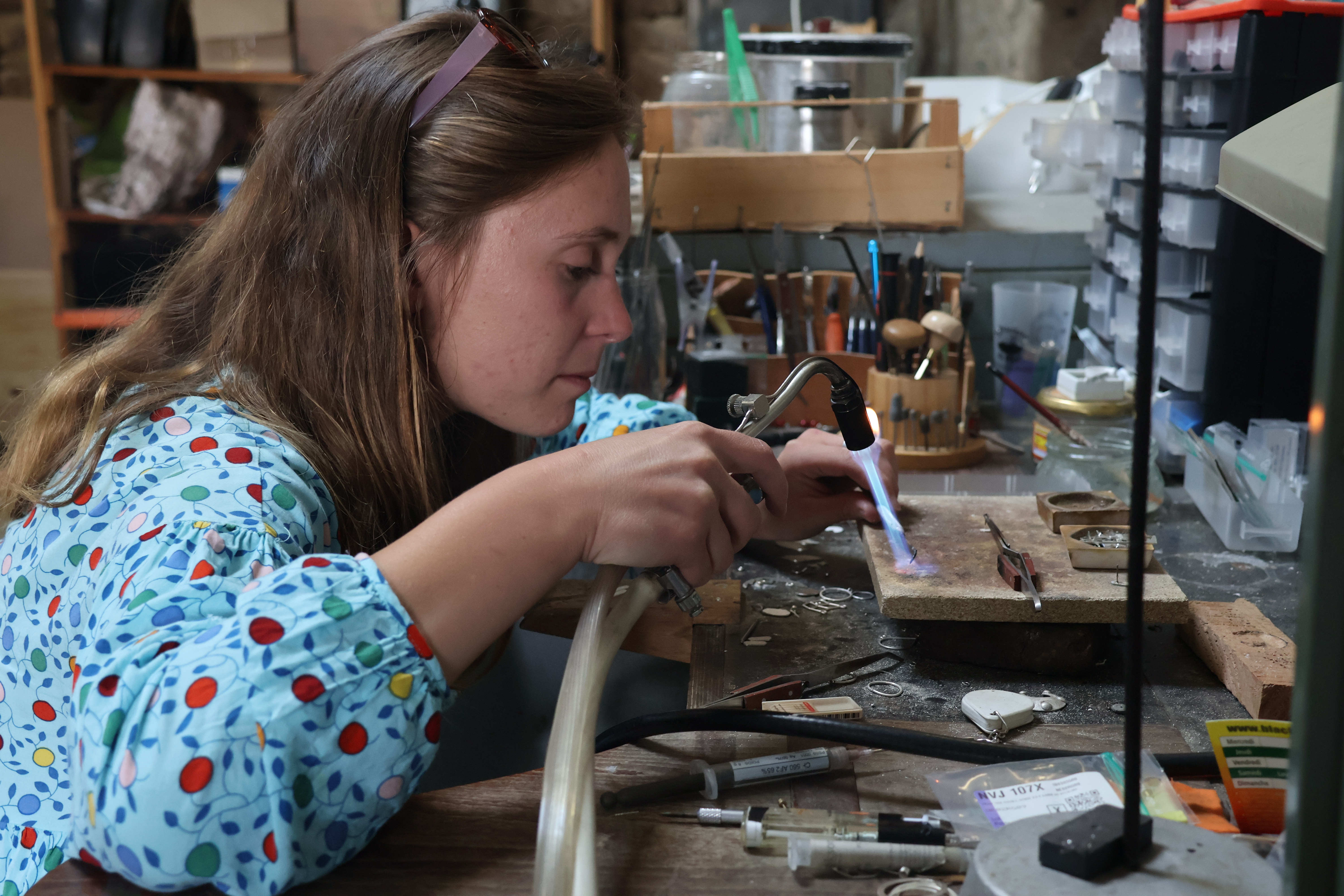 Alexandra dans son atelier